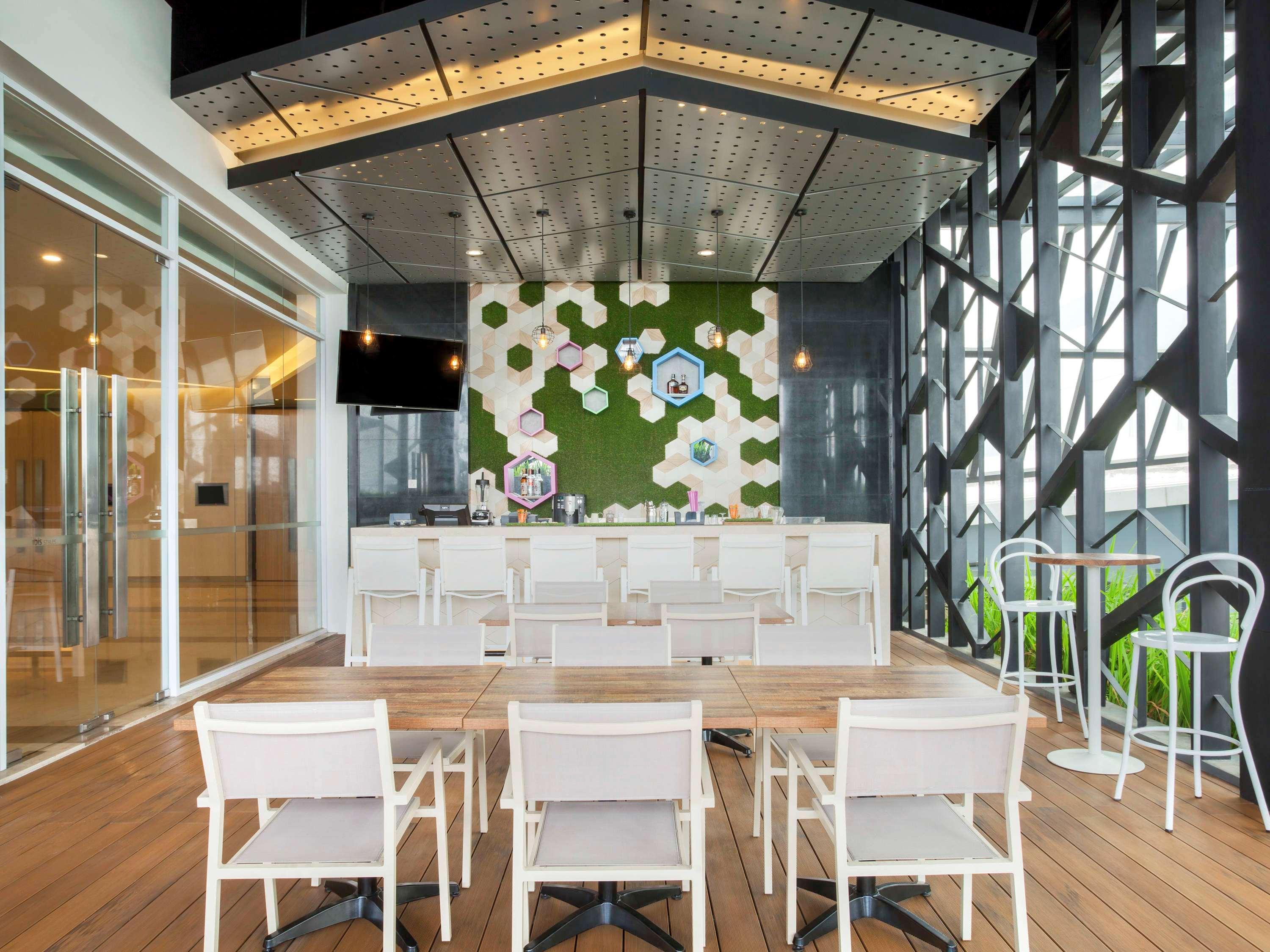 Ibis Styles Jakarta Sunter Esterno foto