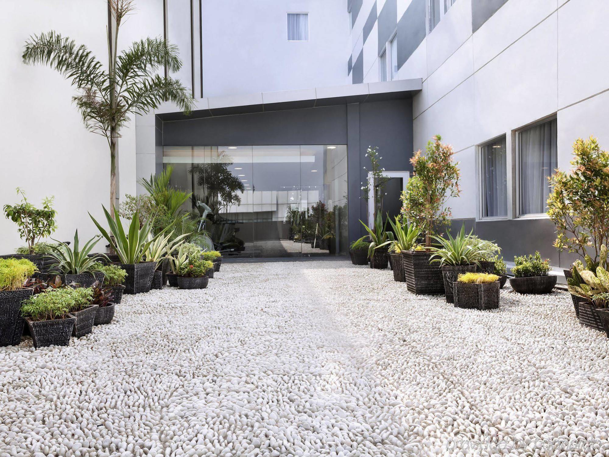 Ibis Styles Jakarta Sunter Esterno foto